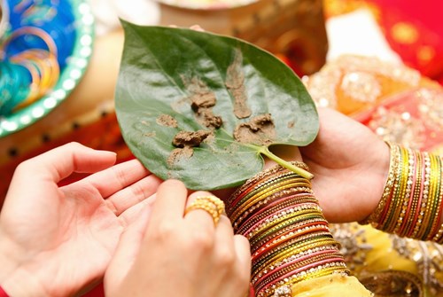 Henna on Betel Leaf