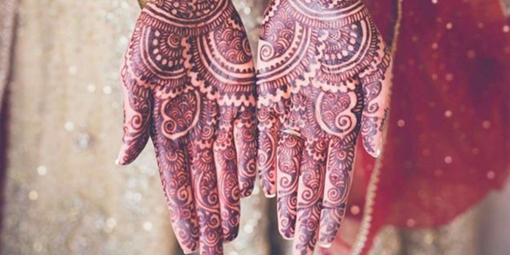 12 Fabulous Poses to Show off Your Mehndi