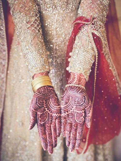 Mehendi poses by this gorgeous bride is taking our hearts away! . 💕Mua-  @preeti_rekha.mua 💕Eyelashes - @beautyessentials_delhi 💕Bride- @h… |  Instagram