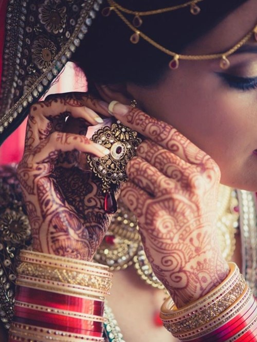 Beautiful mehndi poses which are worth saving for your D-day ♥️ . .  #indianmakeupartist #lehenga #gurgaonmakeupartist #indianmakeup #... |  Instagram