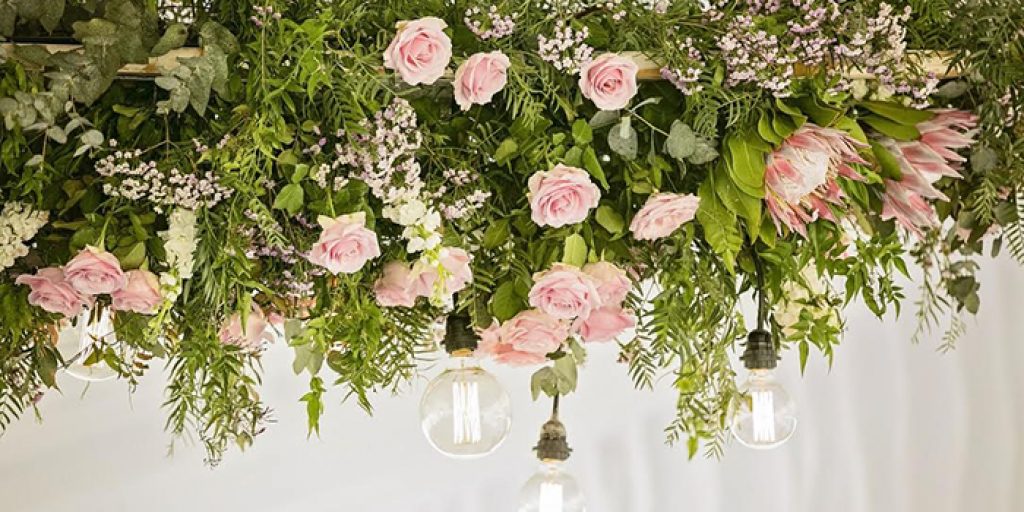 17 Gorgeous Floral Hanging Arrangements For Your Wedding