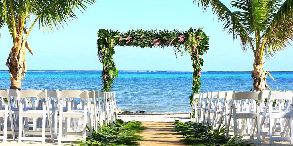 How to Arrange a Beach Wedding On A Small Budget?