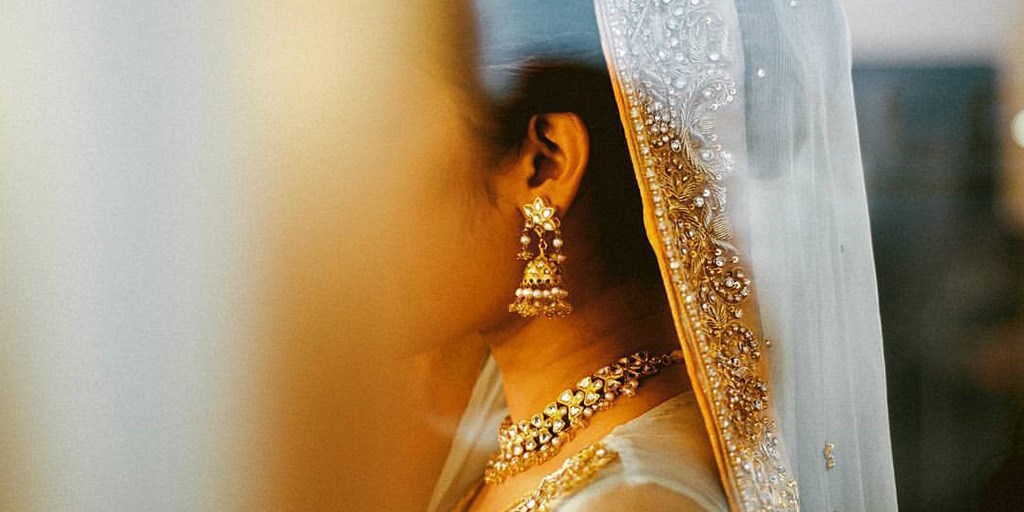 Less is More: Bridal Jewelry Looks That Make More Look Like A Total Bore!