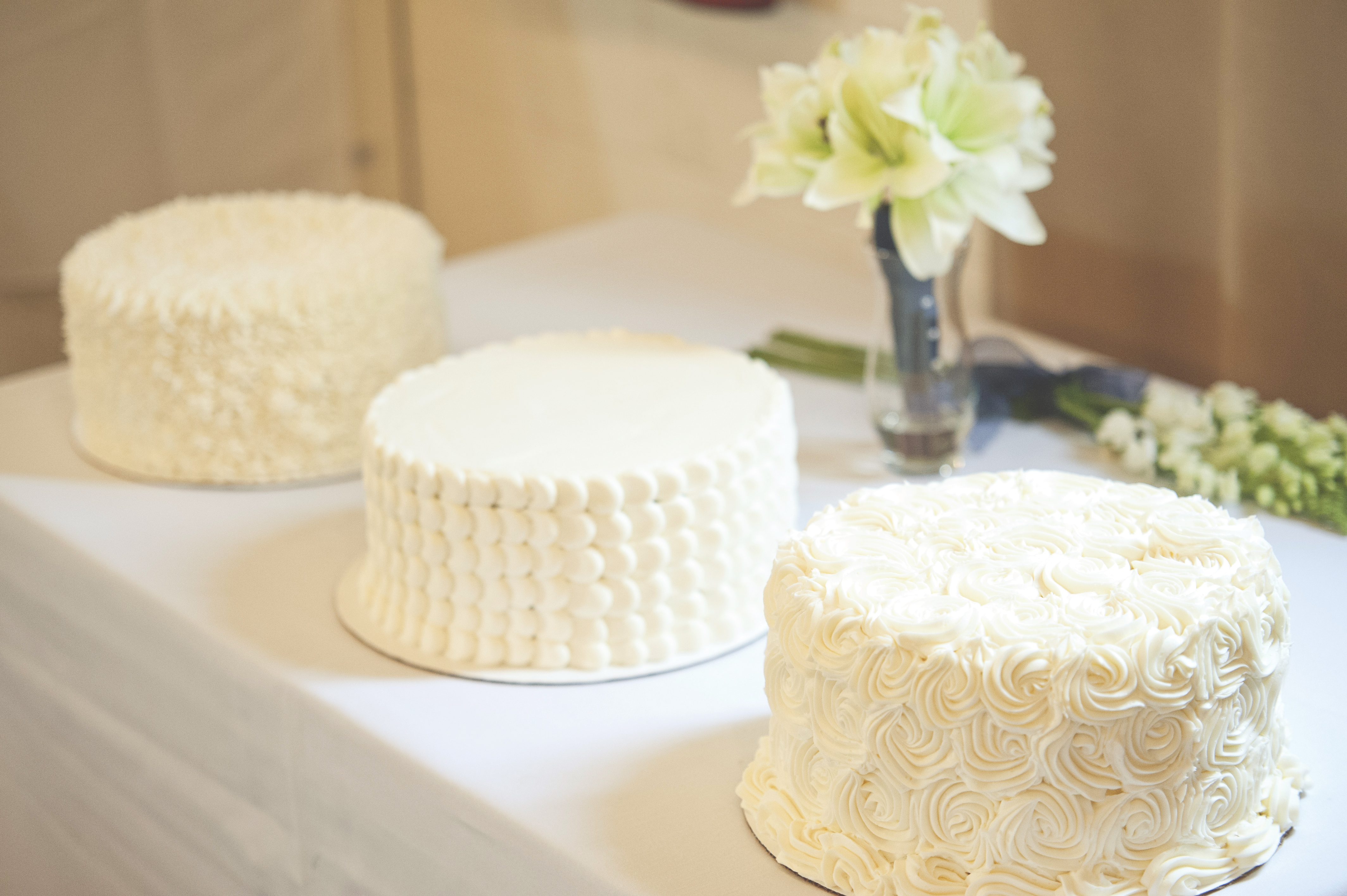 single tiered wedding cake.jpg
