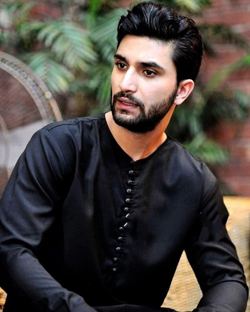 Black kurta shalwar and Ahad Raza Mir: this is the combination we all need in our life!