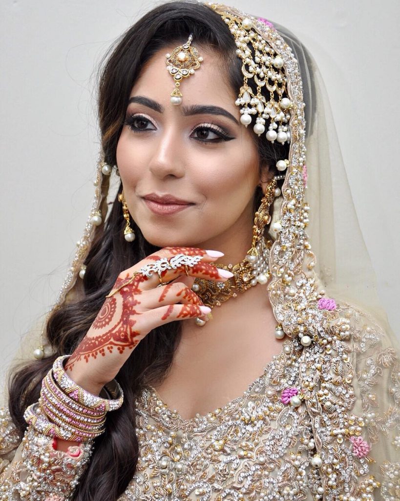 Beautiful Arooj on Her mehndi Day♥️ @sistaclicks . . sistaphotography👭  #multan #femalephotographer #weddingphotography shootby_da... | Instagram