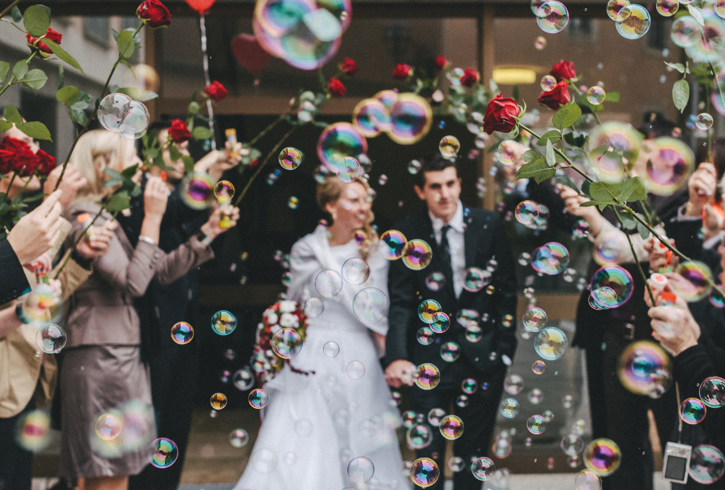 Что можно вместо свадьбы. Мыльные пузыри на свадьбу. Свадебная фотосессия с мыльными пузырями. Фотосессия с мыльными пузырями свадьба. Встреча молодоженов с мыльными пузырями.
