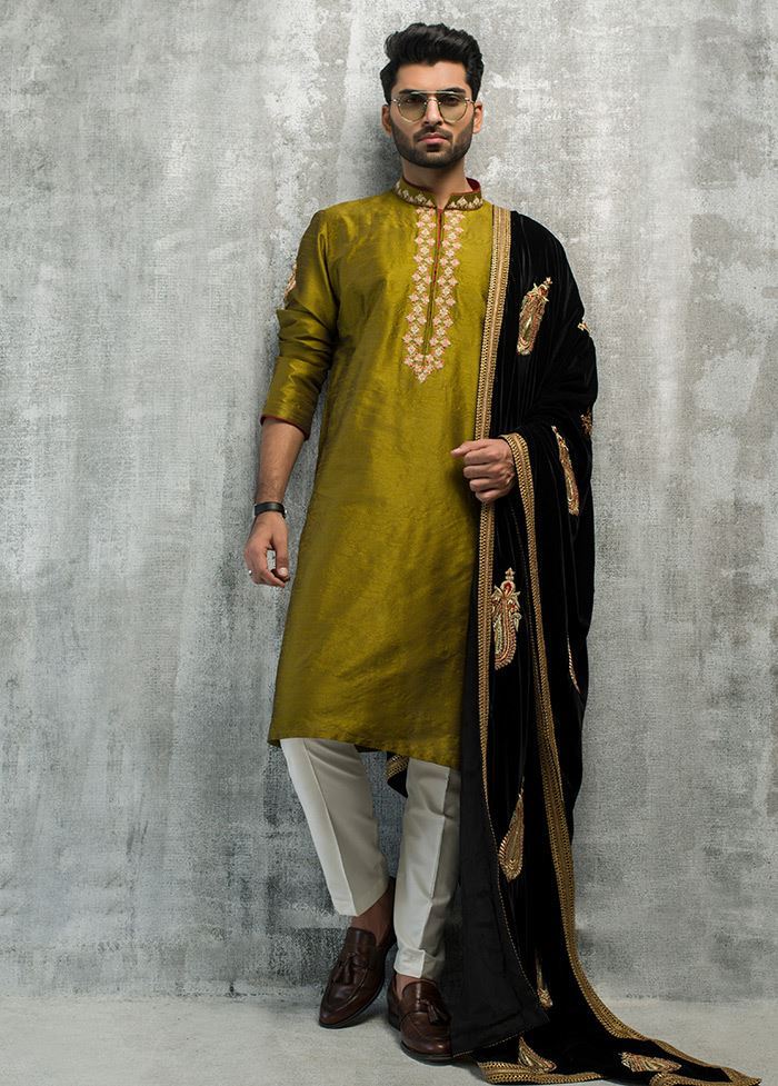 Dear Groomsmen, Here’s Every Look You Can Carry On Your BFF’s Mehndi