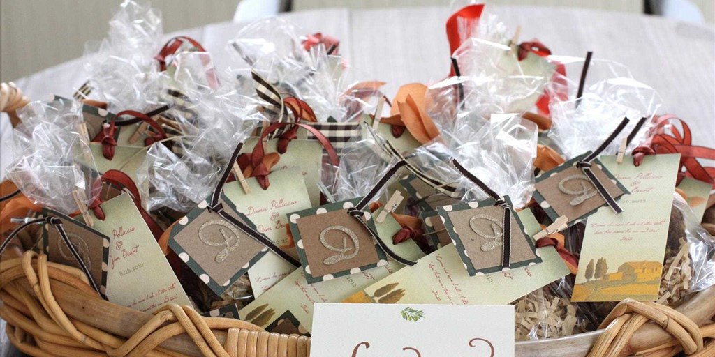 10 Personalized Bridal Shower Favours That Your Guests Will Fall in Love With