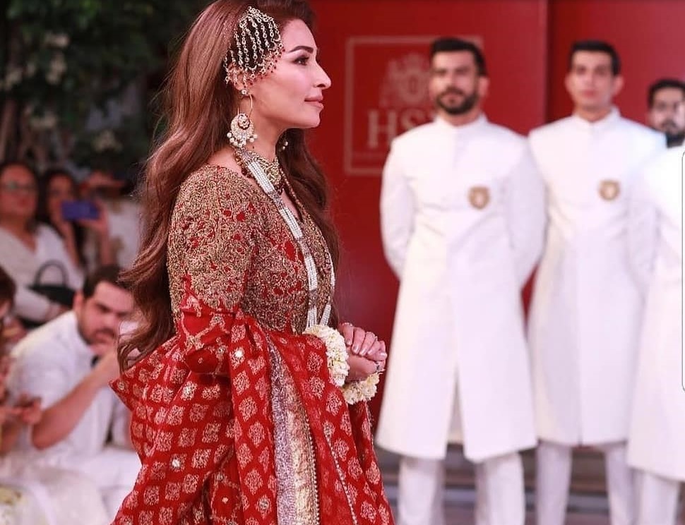 Reema Khan Steals the HSY Solo Show!