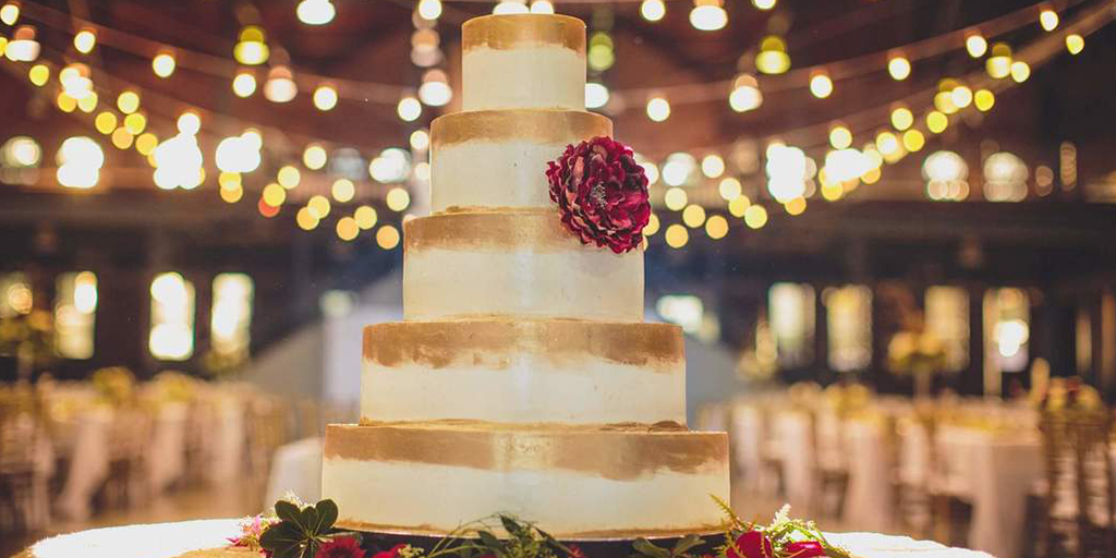 30 Golden Wedding Cakes For You To Go Gaga Over