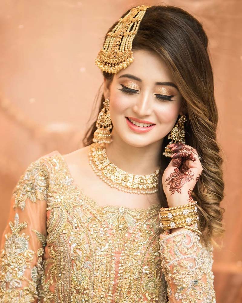 Different Hairstyles That Women With Round Face Can Try With Lehengas -  DusBus