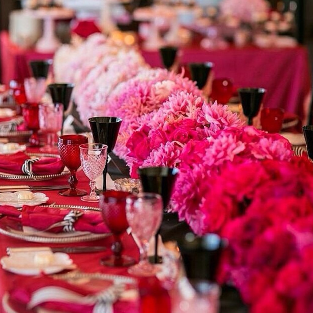 Red roses on bridals table 