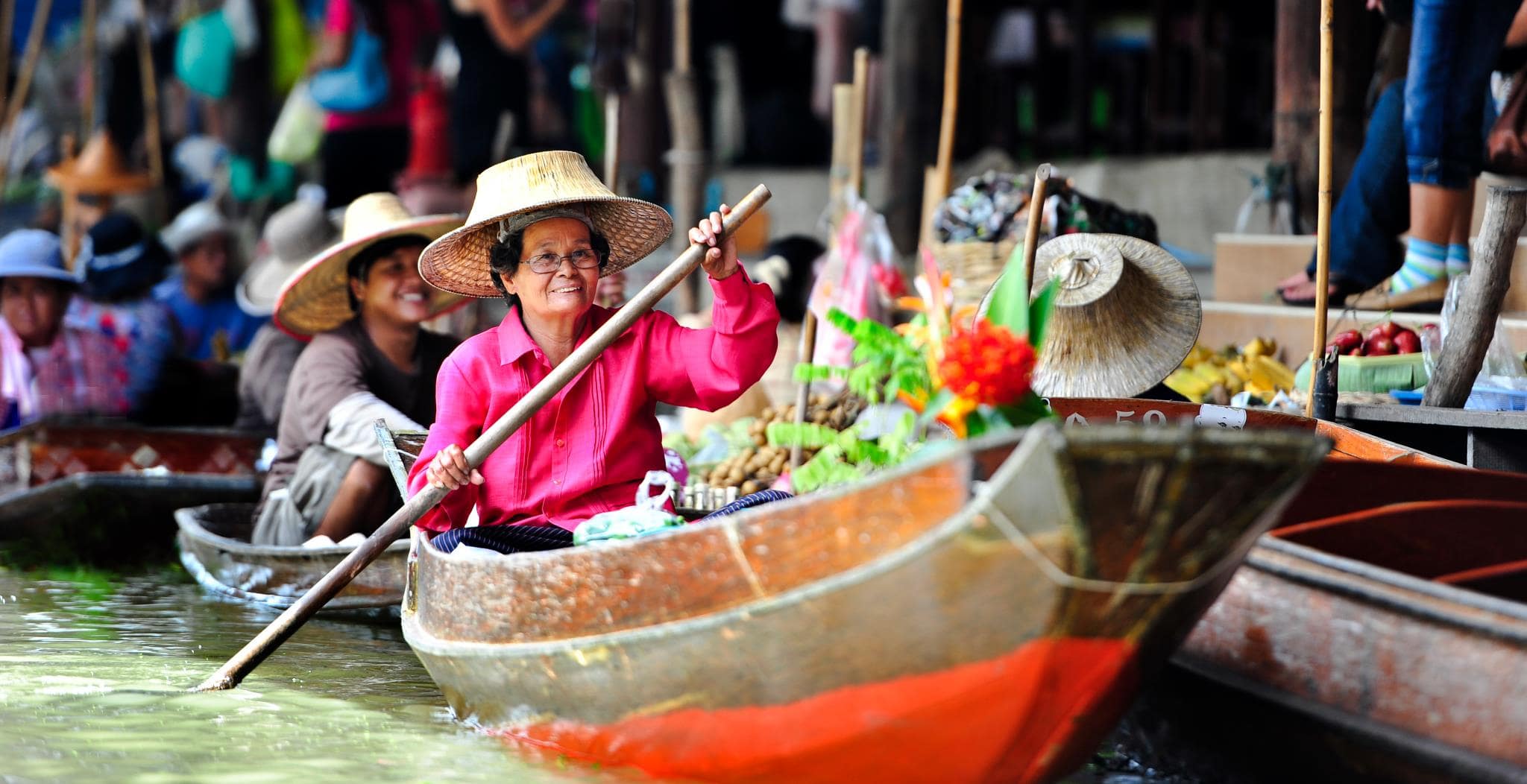 Жизнь тайцев. Плавучий рынок в Бангкоке. Плавучий рынок в Тайланде. Тайланд Бангкок плавучий рынок. Таиланд плавучий рынок река Квай.