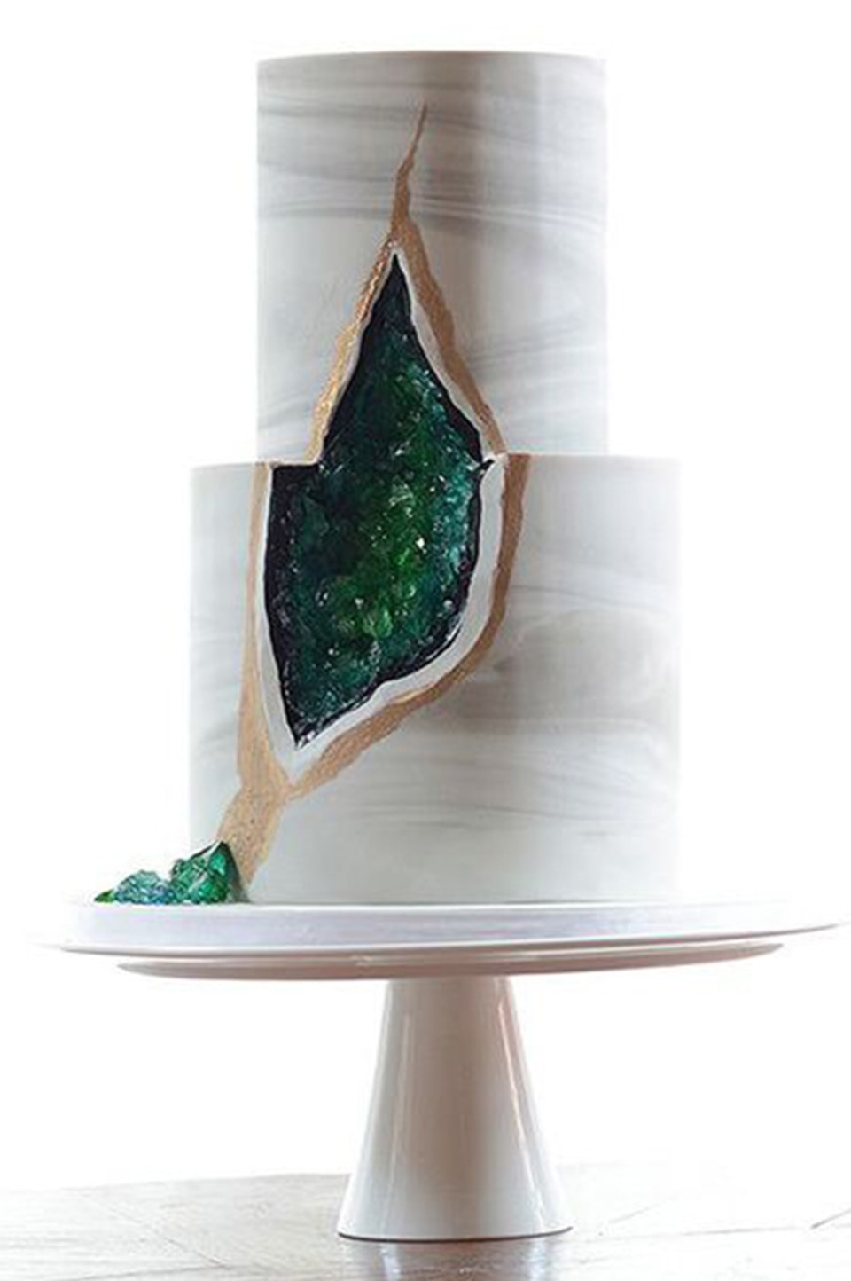 White and Green Wedding Cake for green decor