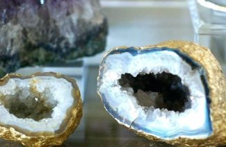 Here's How to Incorporate Breathtaking Geodes Decor into Your Wedding