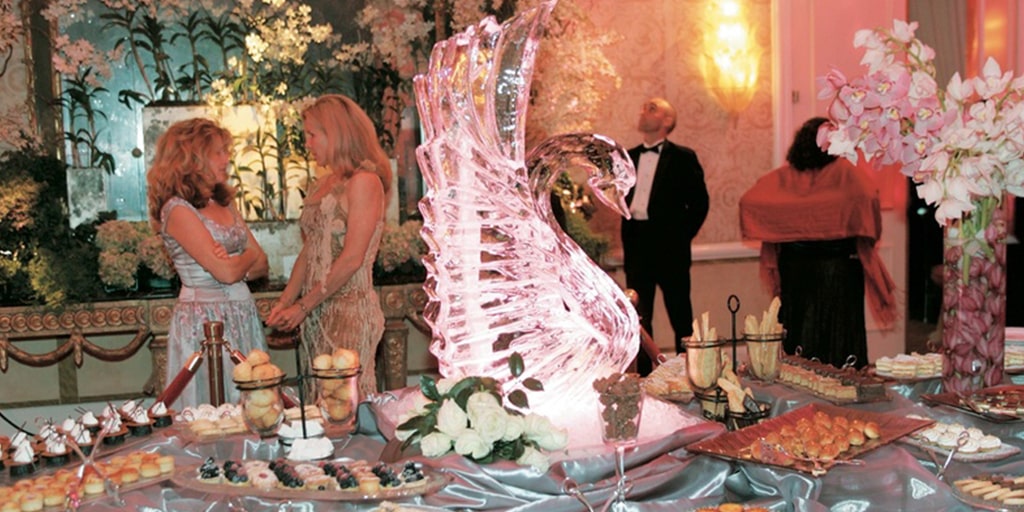 Borrowing Ice Sculptures from West to Amplify Your Wedding Décor